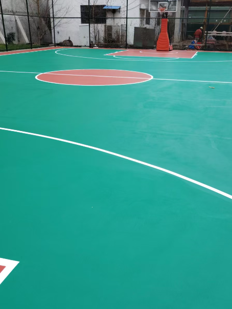 吉阳 球场长期使用易出现地面开裂